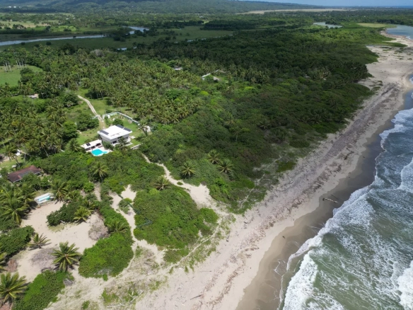 Terreno único frente a la playa + casa