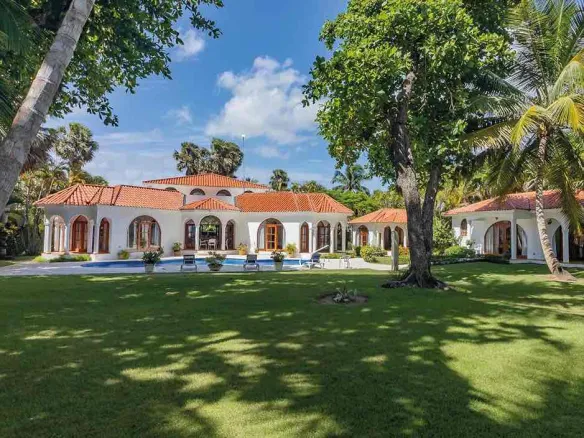 Beachfront Oasis: 4 Bedroom Villa At Encuentro